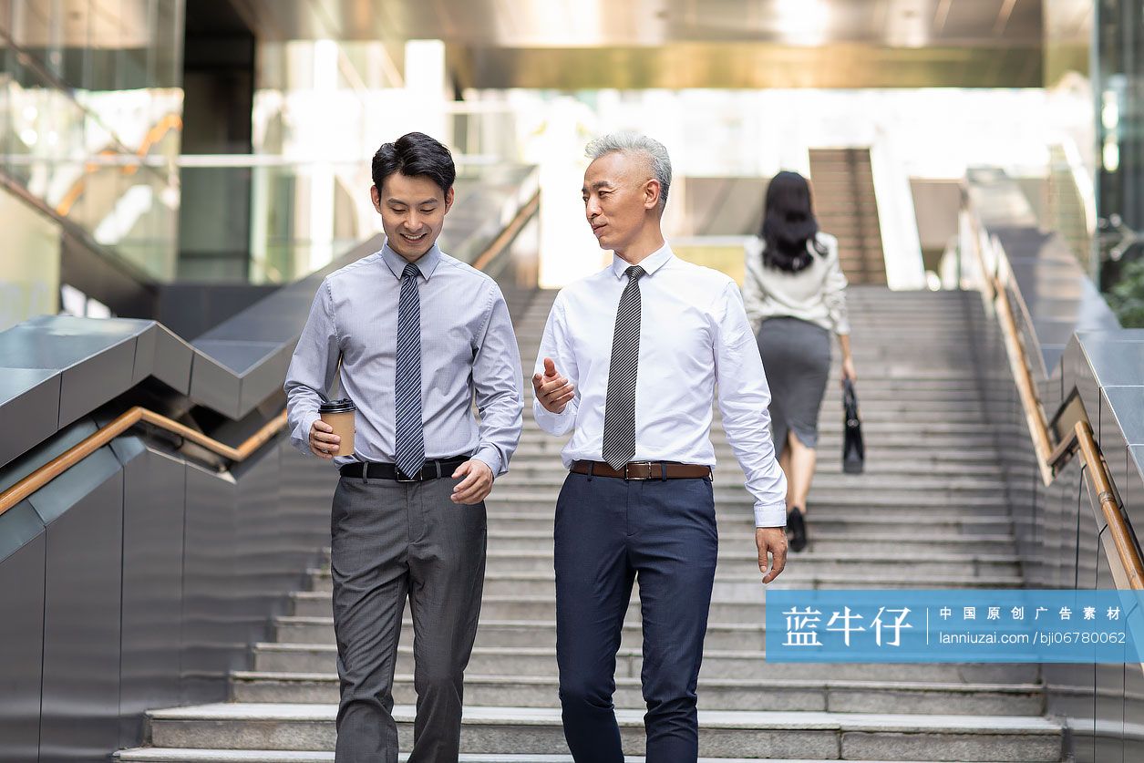 商务人士沿着台阶向下走