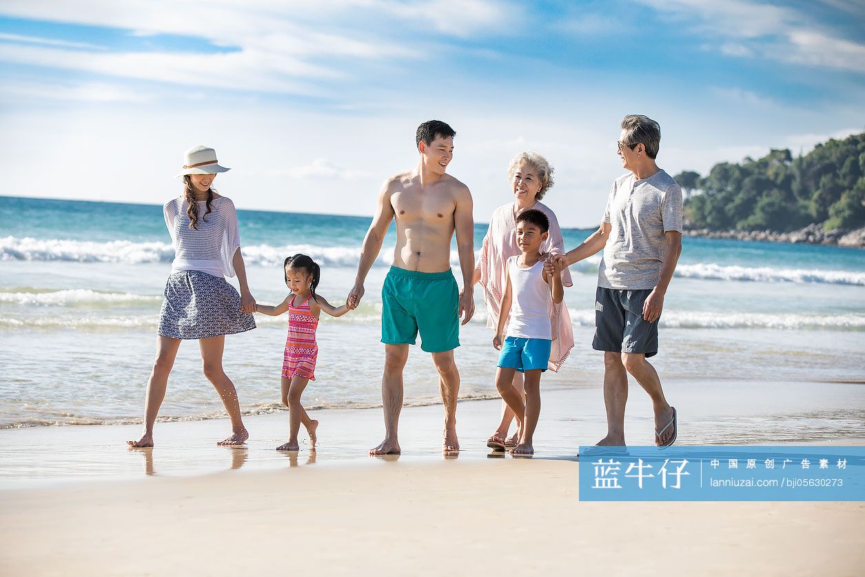 快乐的家庭在沙滩散步