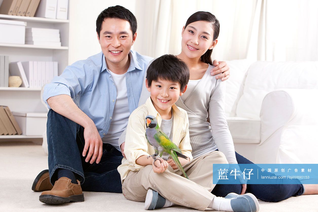 一家三口和鹦鹉一起玩耍