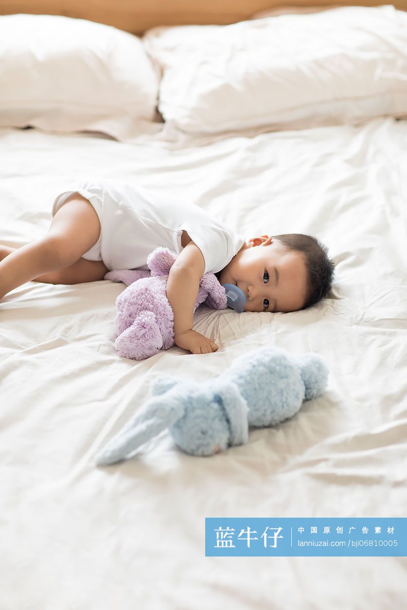 可爱的宝宝吸吮安抚奶嘴