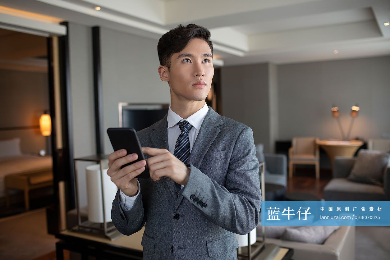 年轻商务男士和智能家居-蓝牛仔影像-中国原创广告影像素材