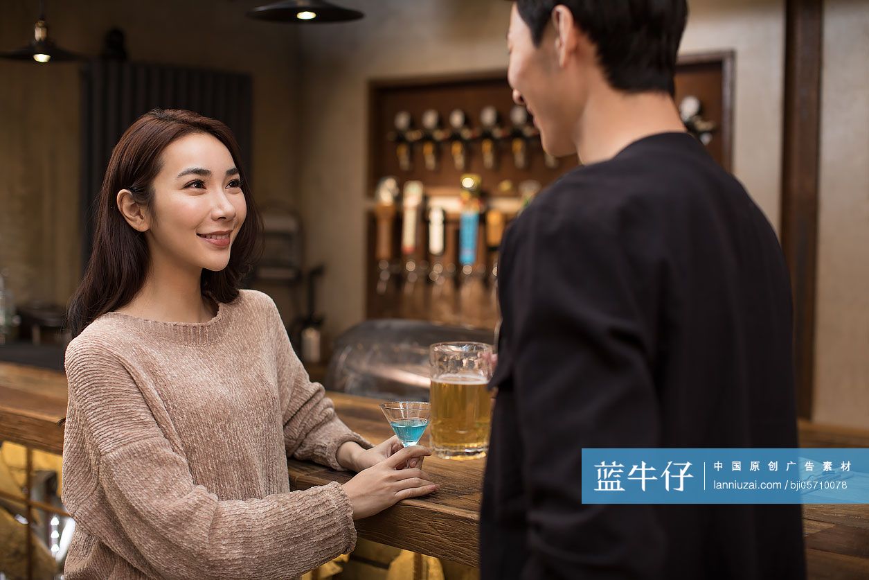 快乐的朋友们在酒吧喝酒聊天