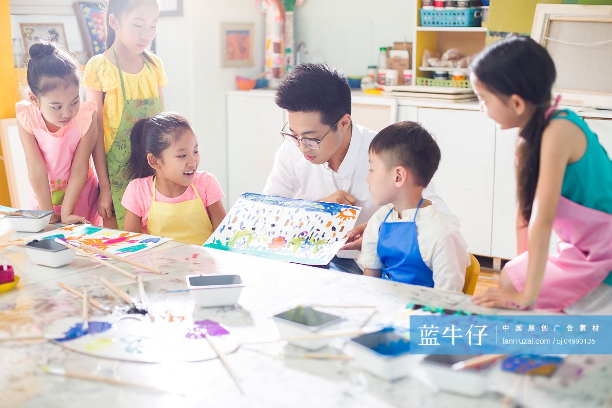 小朋友们上美术课