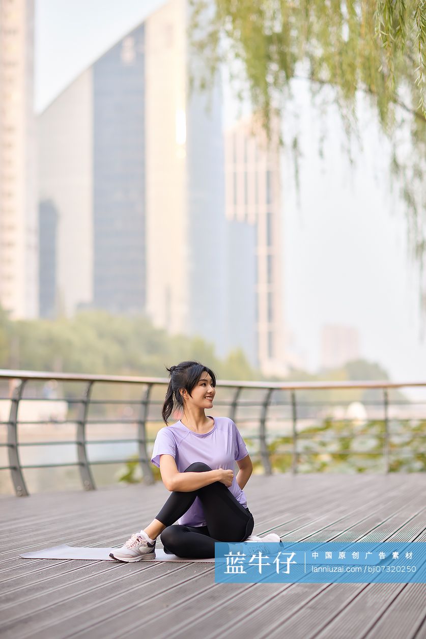 开心的年轻女性锻炼身体