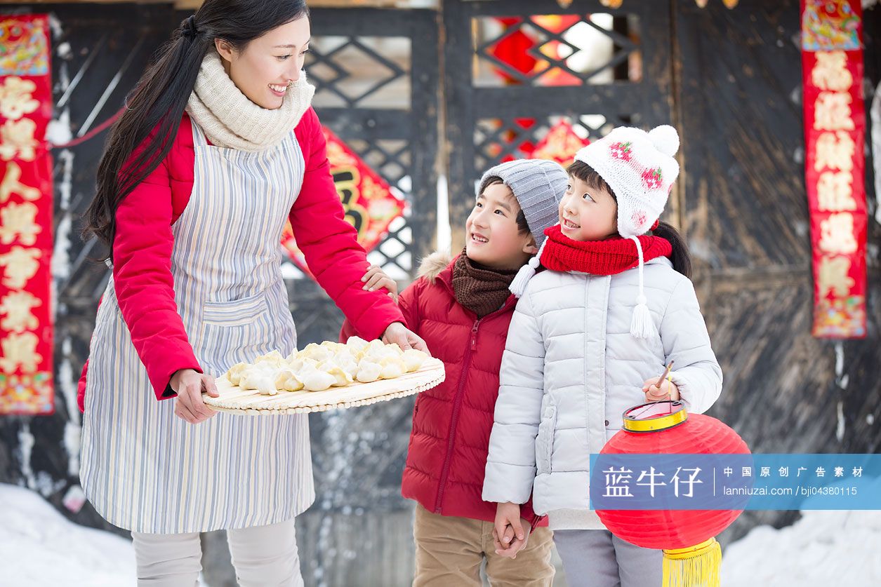 快乐的妈妈和孩子们过新年