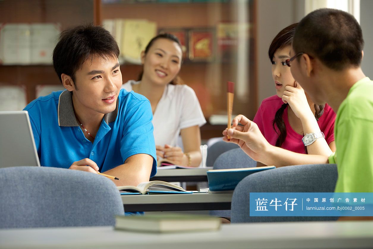 大学生在教室聊天