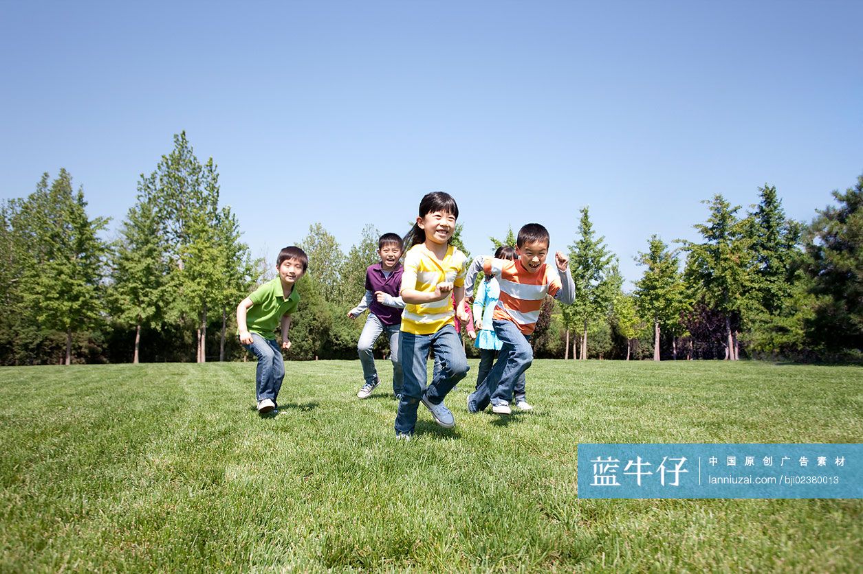 儿童在公园奔跑