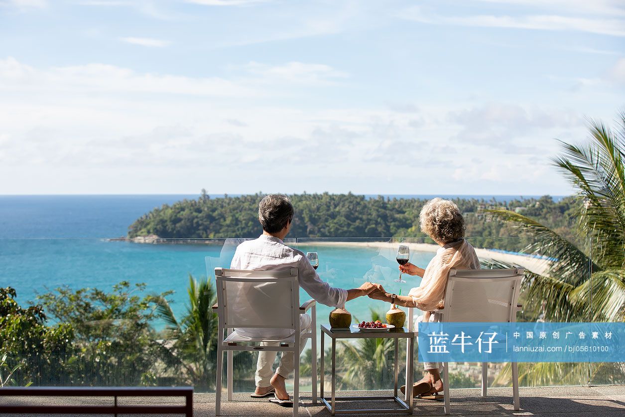 老年夫妇在阳台喝红酒