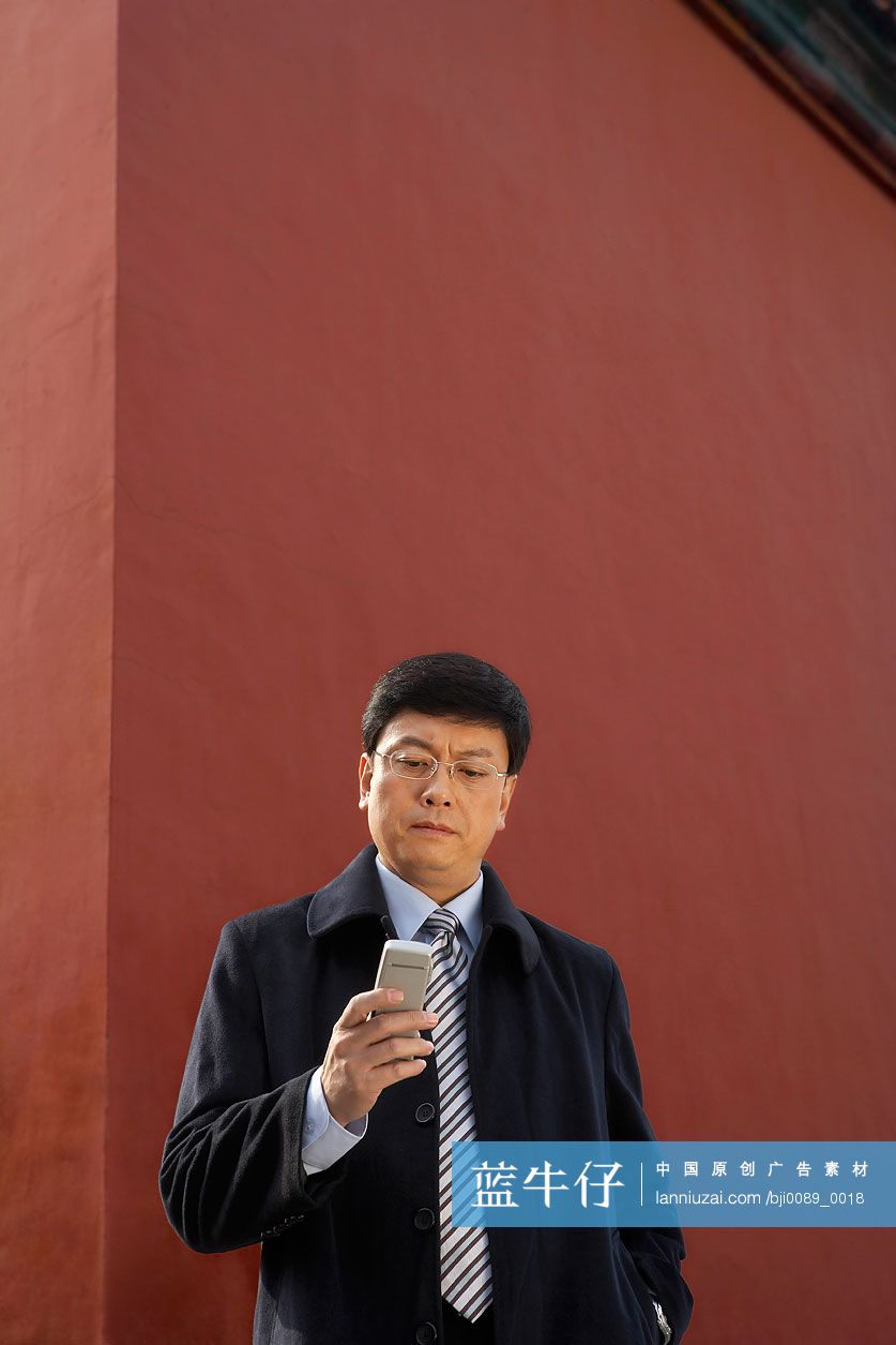 商务男士在宫墙下