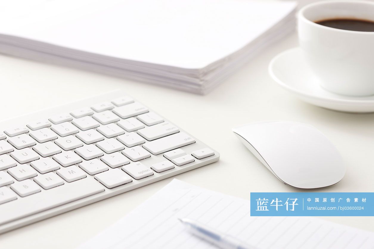 电脑、文件与咖啡