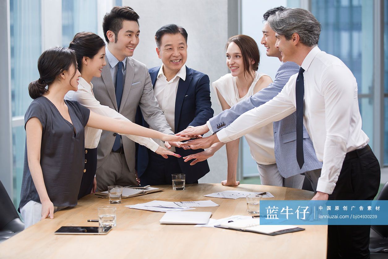 商务团队成员一起加油鼓励