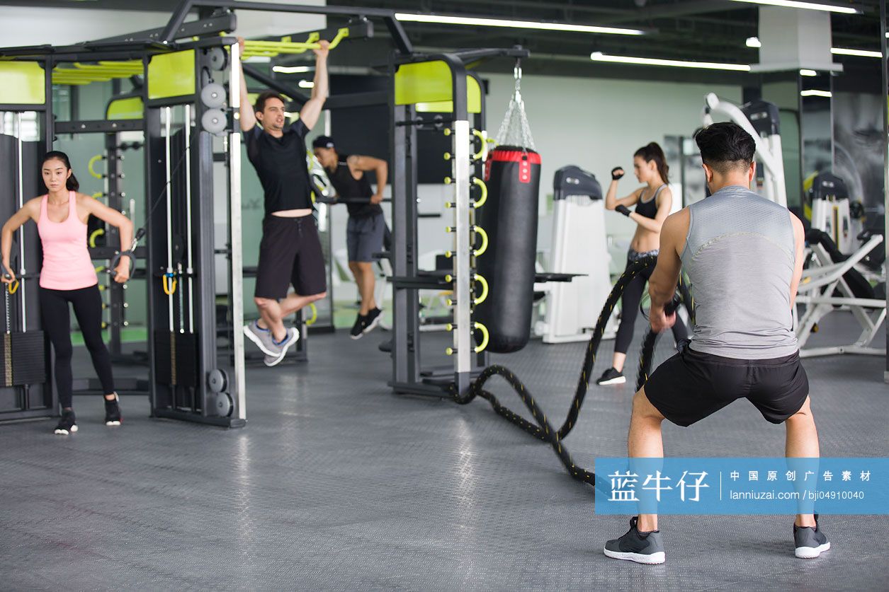 年轻人在健身房健身-蓝牛仔影像-中国原创广告影像素材