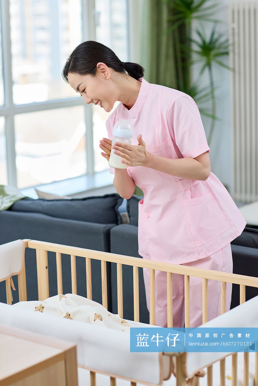 月嫂照顾宝宝