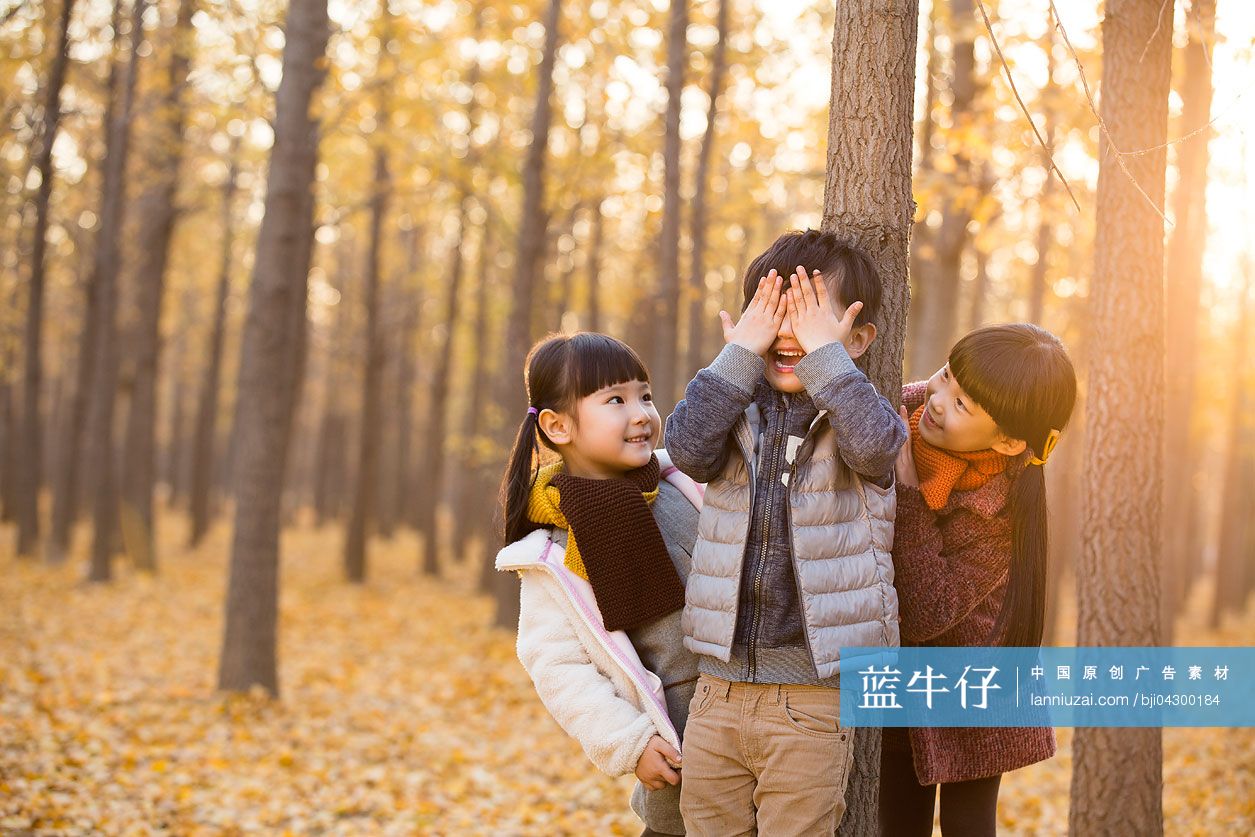 三个小孩在树林里玩捉迷藏