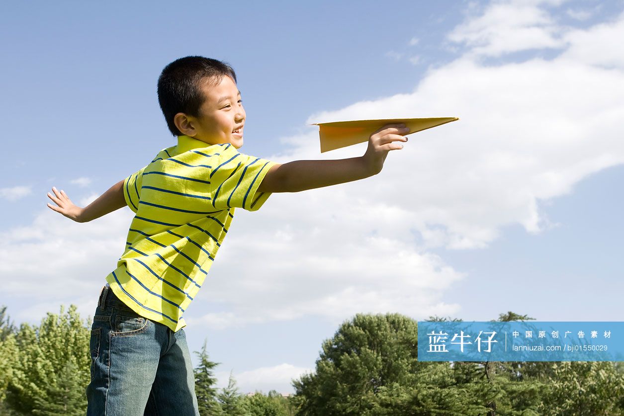 玩紙飛機的小男孩