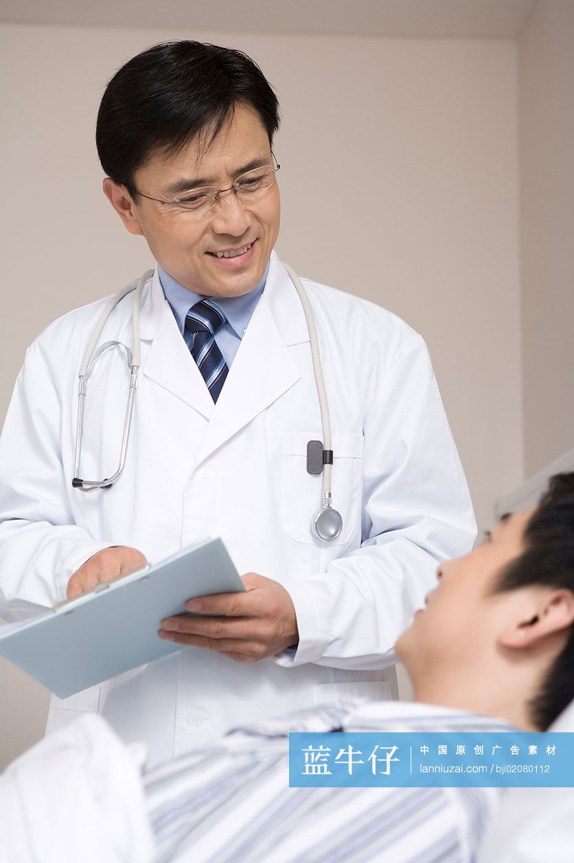 医生和病人讨论病情