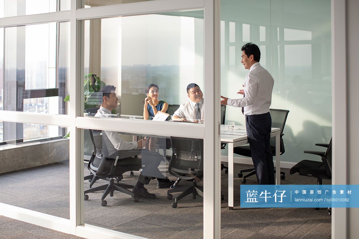 自信的商务人士在会议室开会
