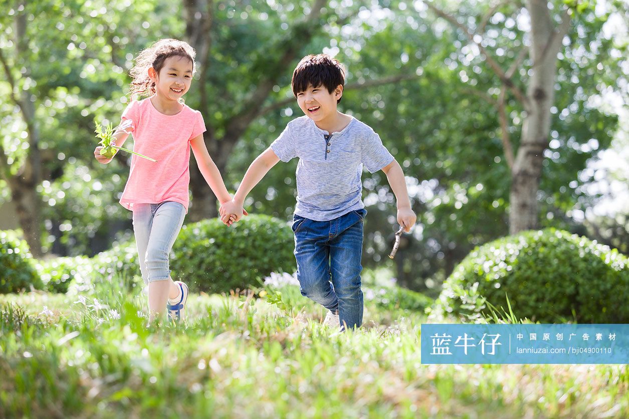 儿童手牵手在树林里奔跑