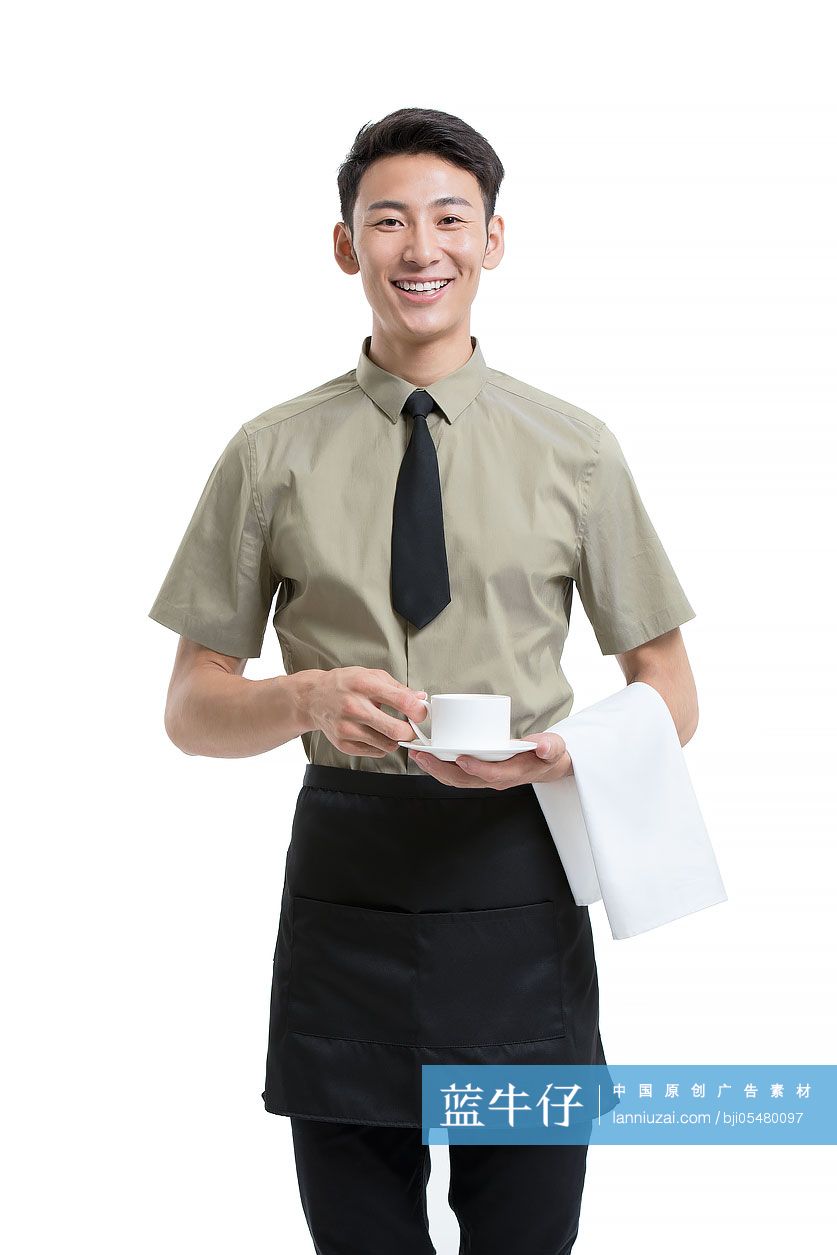 年轻服务员端着一杯咖啡
