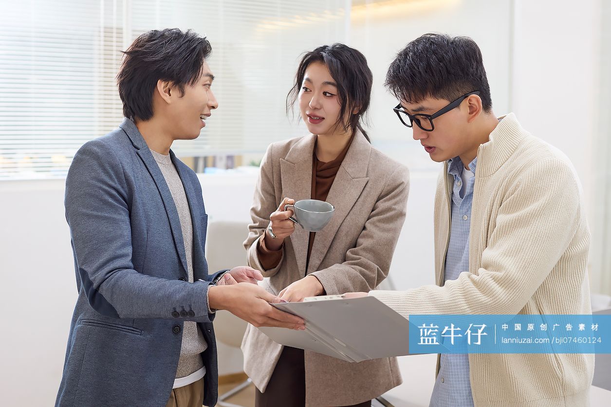 商务人士会议室开会