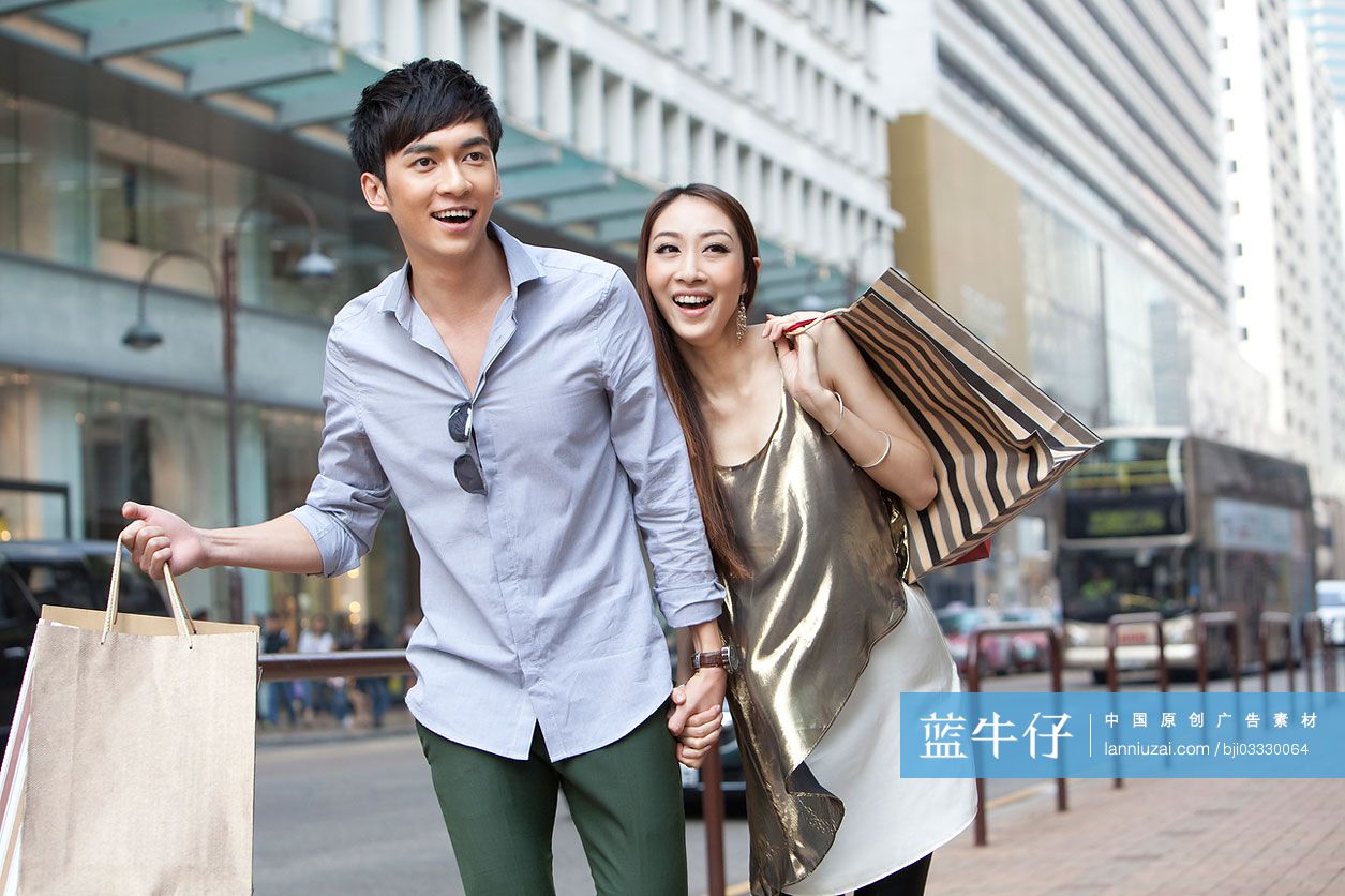 年轻情侣香港购物