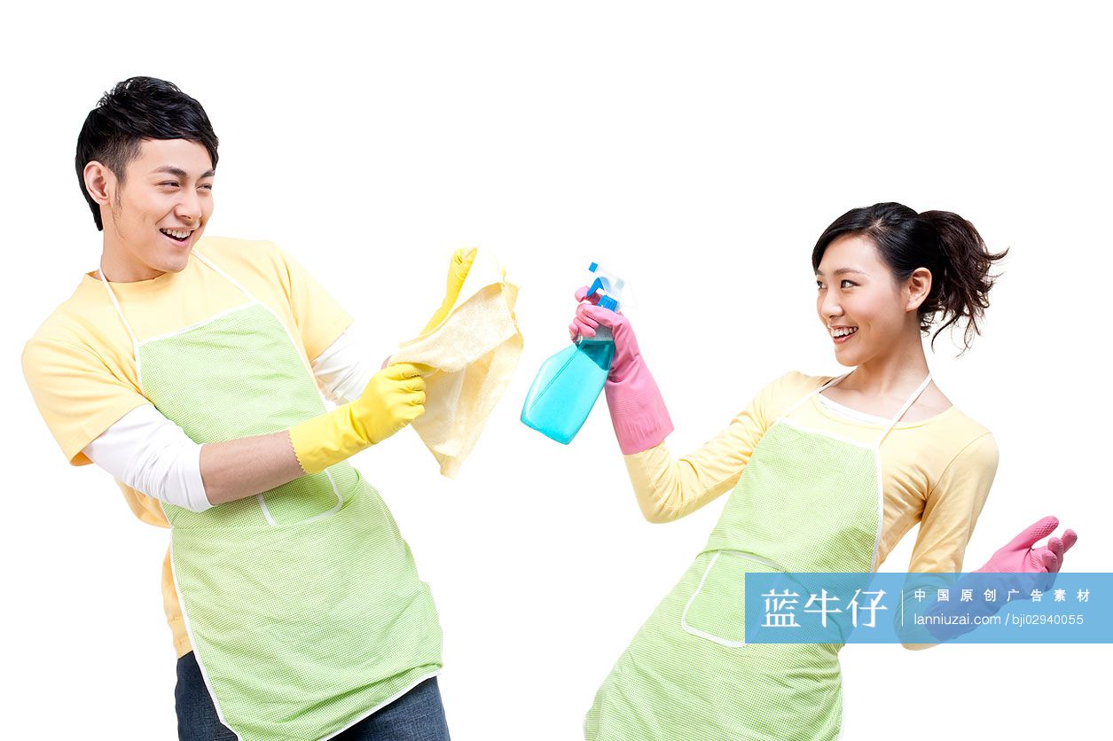 青年夫妇快乐做家务