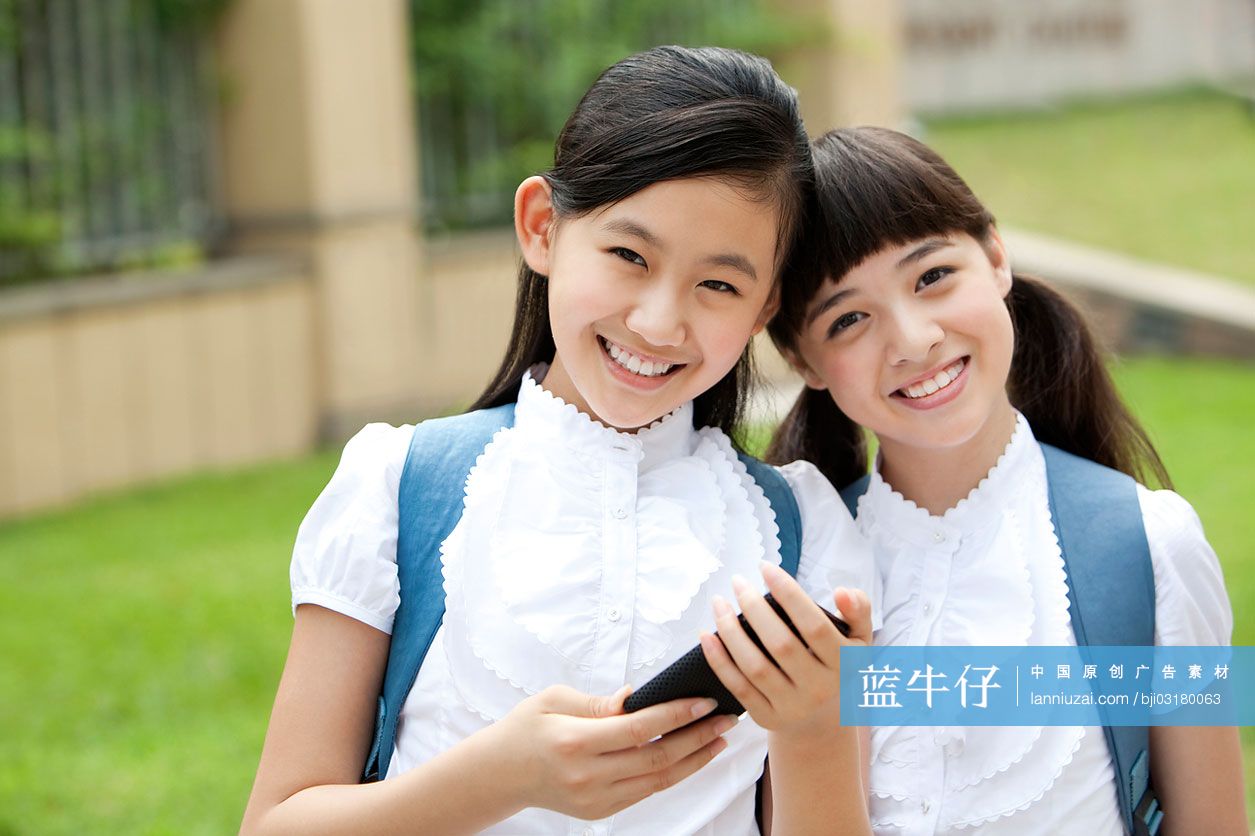 开心的小学生和手机