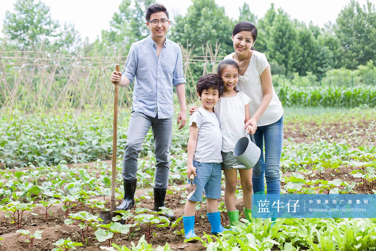年轻家庭在菜园劳动