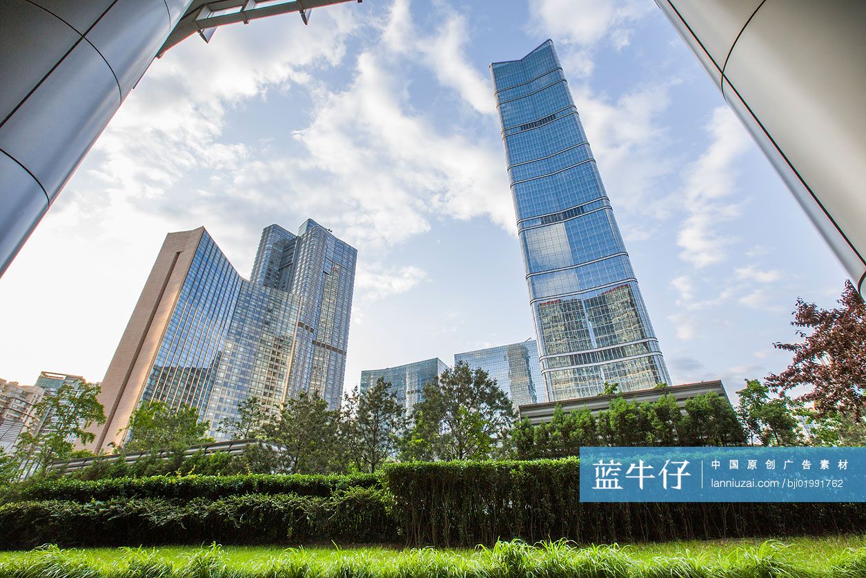 现代高楼建筑和绿化区