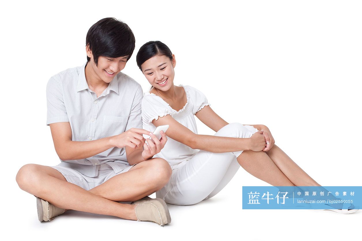 青年情侣玩手机