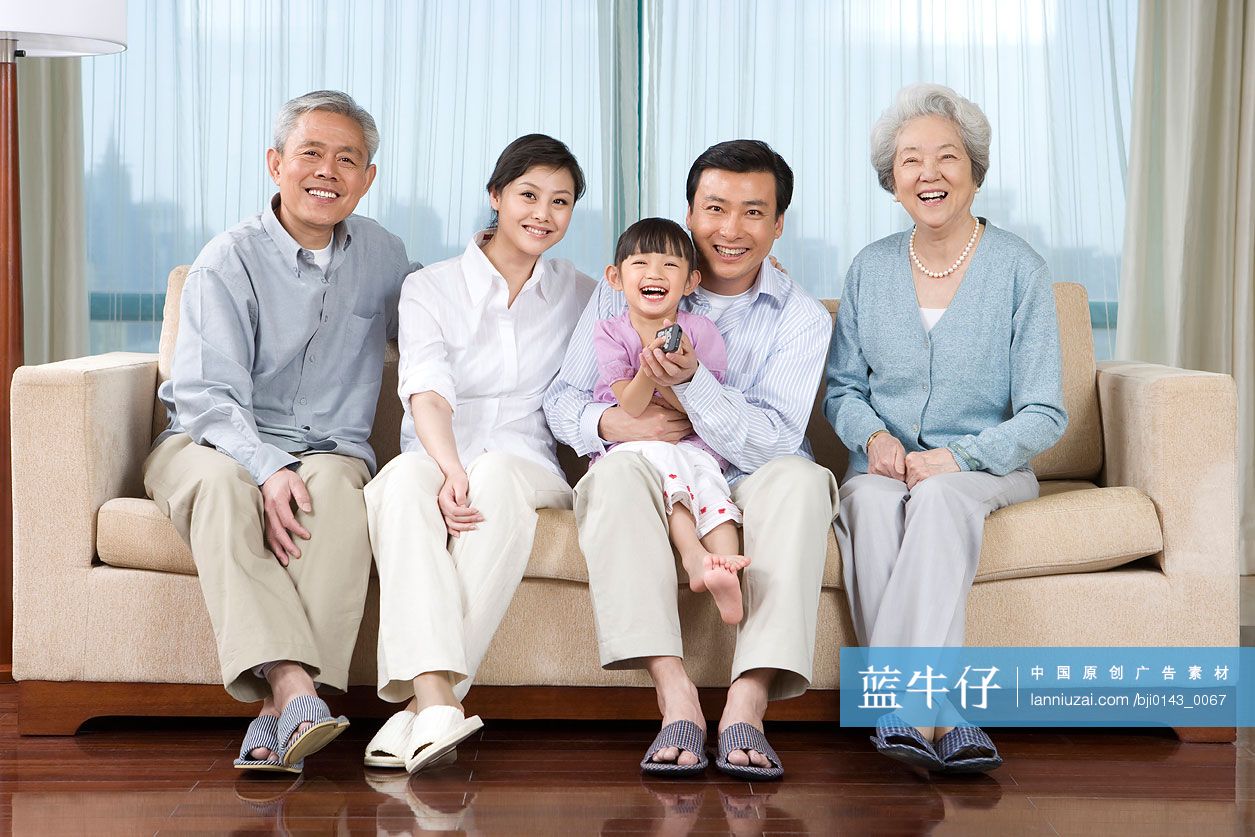 一家人坐在沙发上