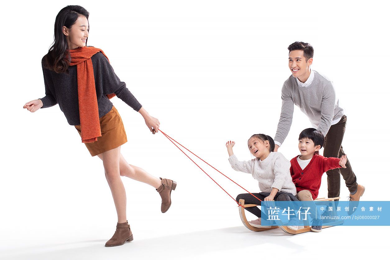 快乐年轻家庭滑雪橇