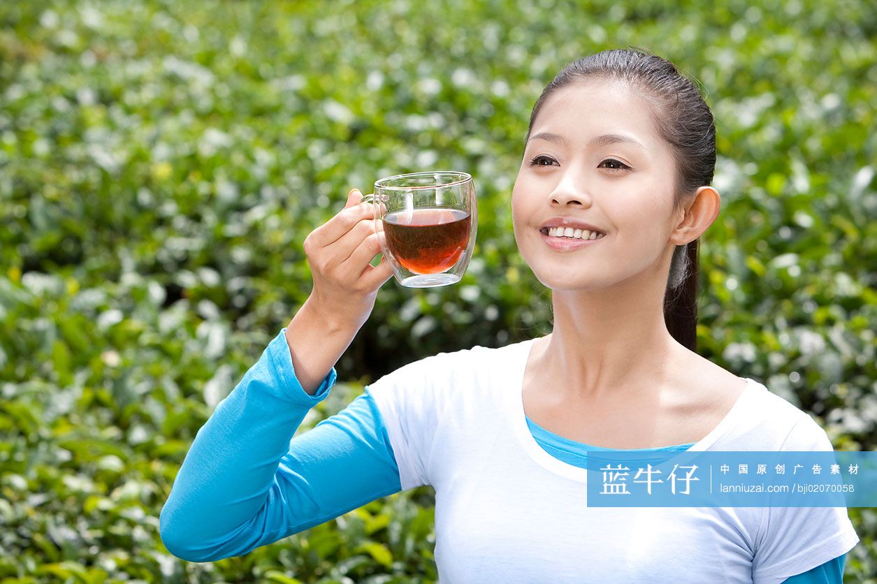 青年女子在茶园喝茶