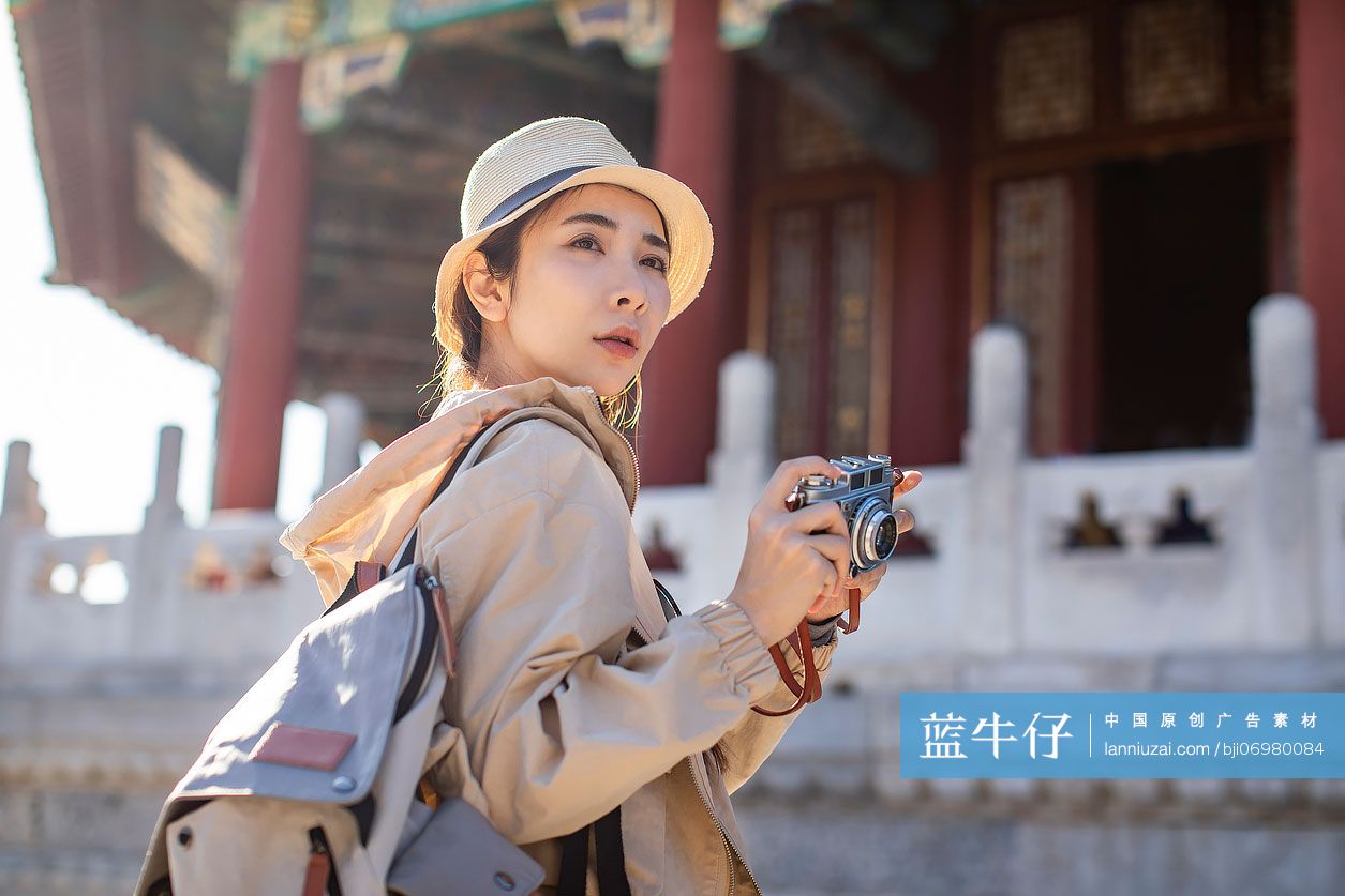 年轻女子旅游拍照