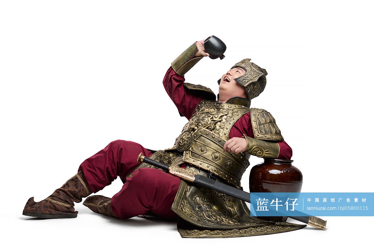 棚拍铠甲将军和一坛酒