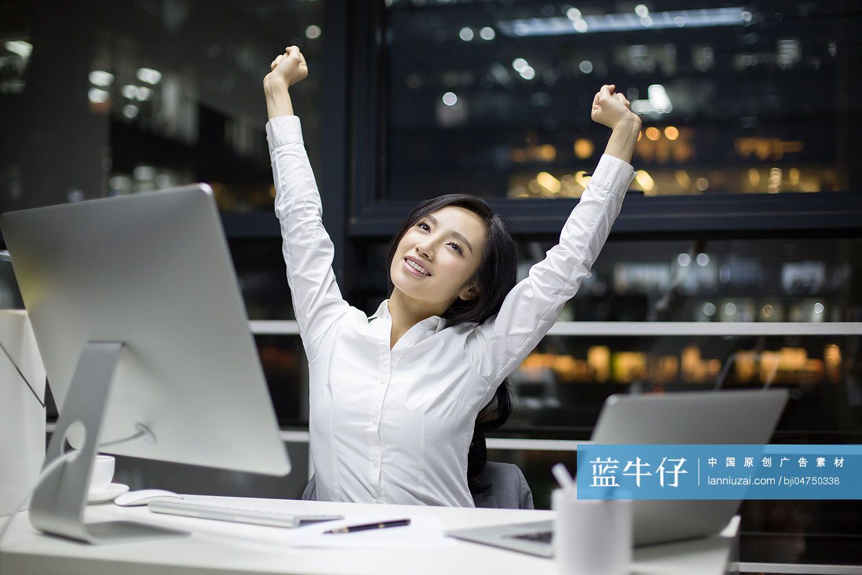 商务女士在办公室加班