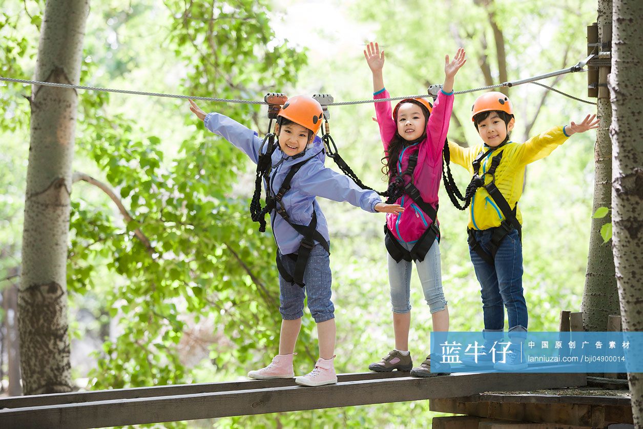 快乐的孩子们挑战树上穿越项目