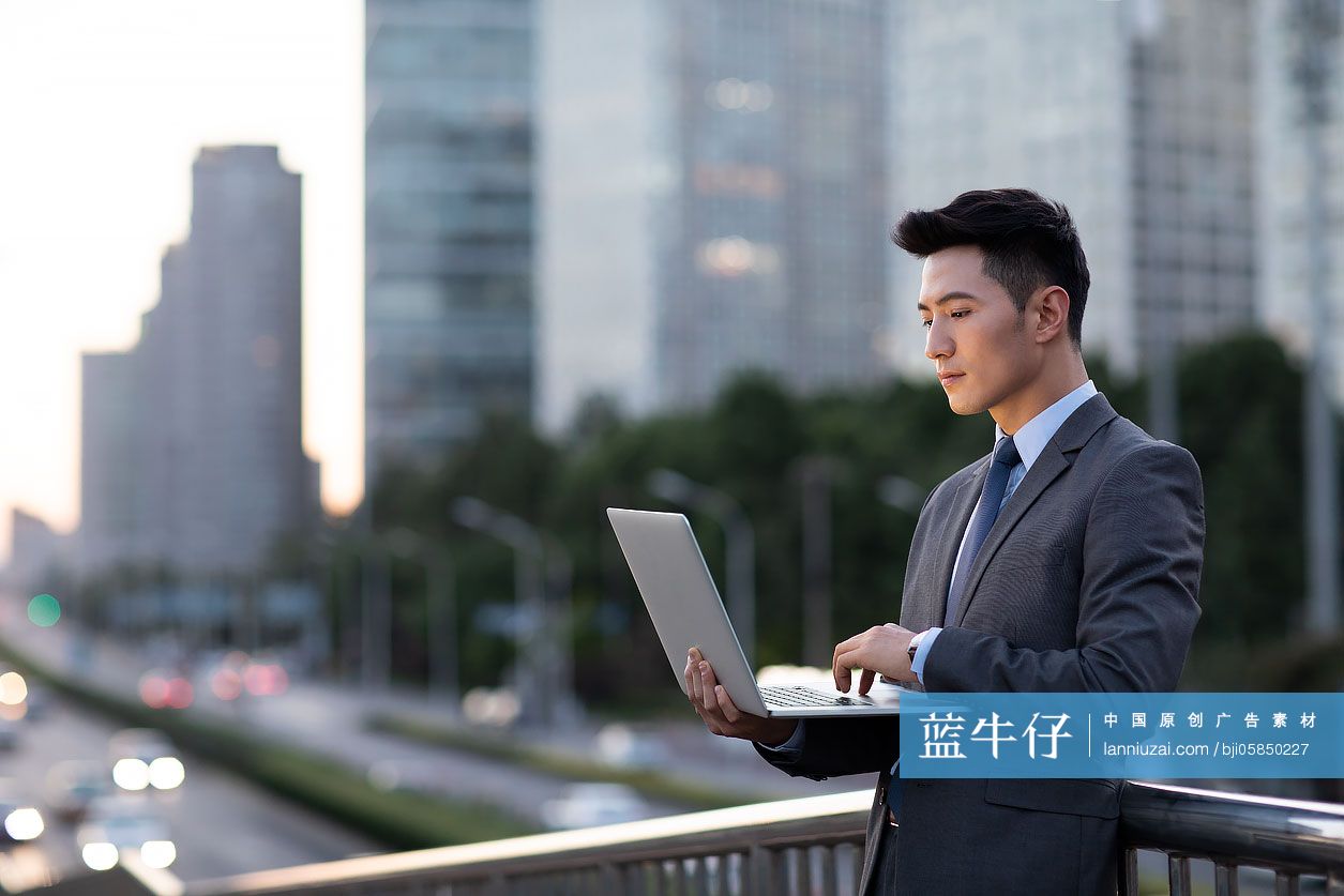 年轻商务男士使用电脑