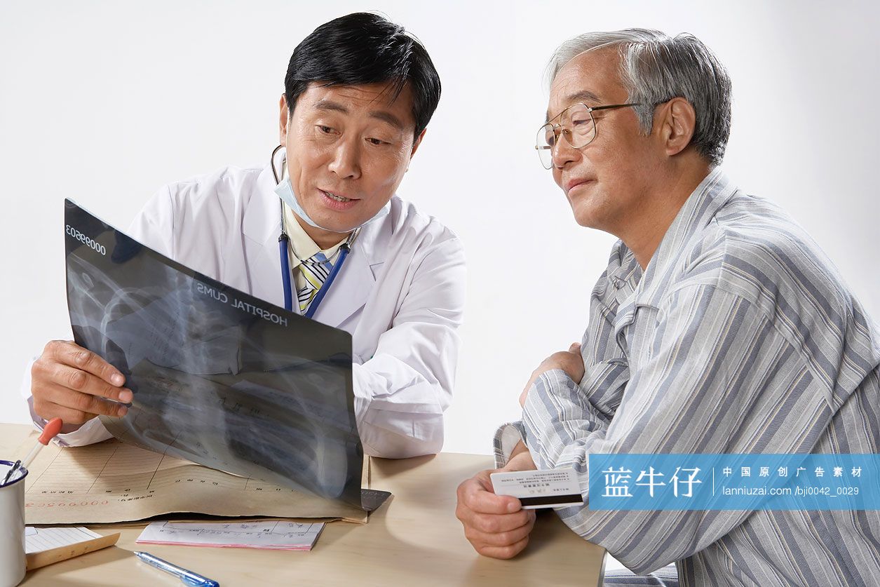 医生与病人看x光片