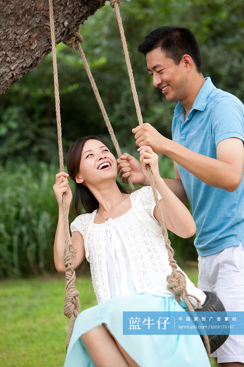 年轻夫妻荡秋千