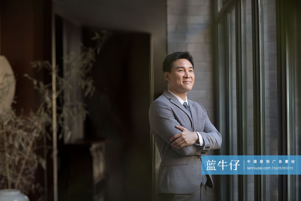 自信的商务男士看向窗外-蓝牛仔影像-中国原创广告影像素材