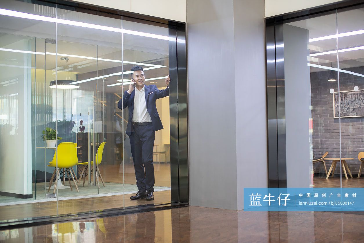 商务人士在走廊打电话