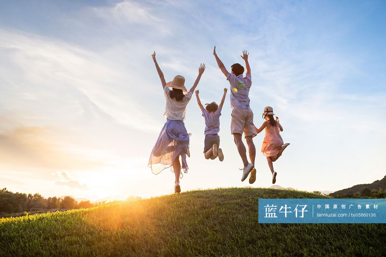 年轻家庭在草地上