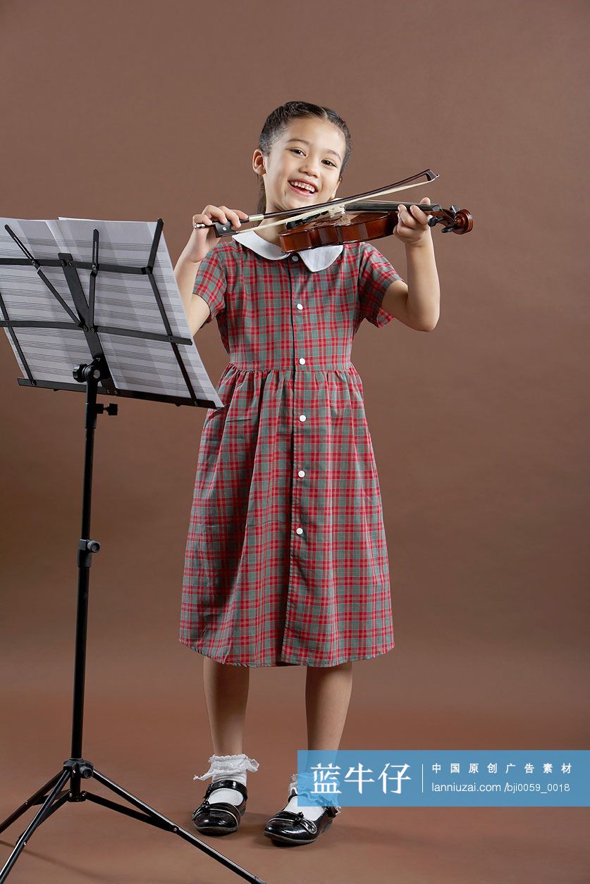 小女孩拉小提琴