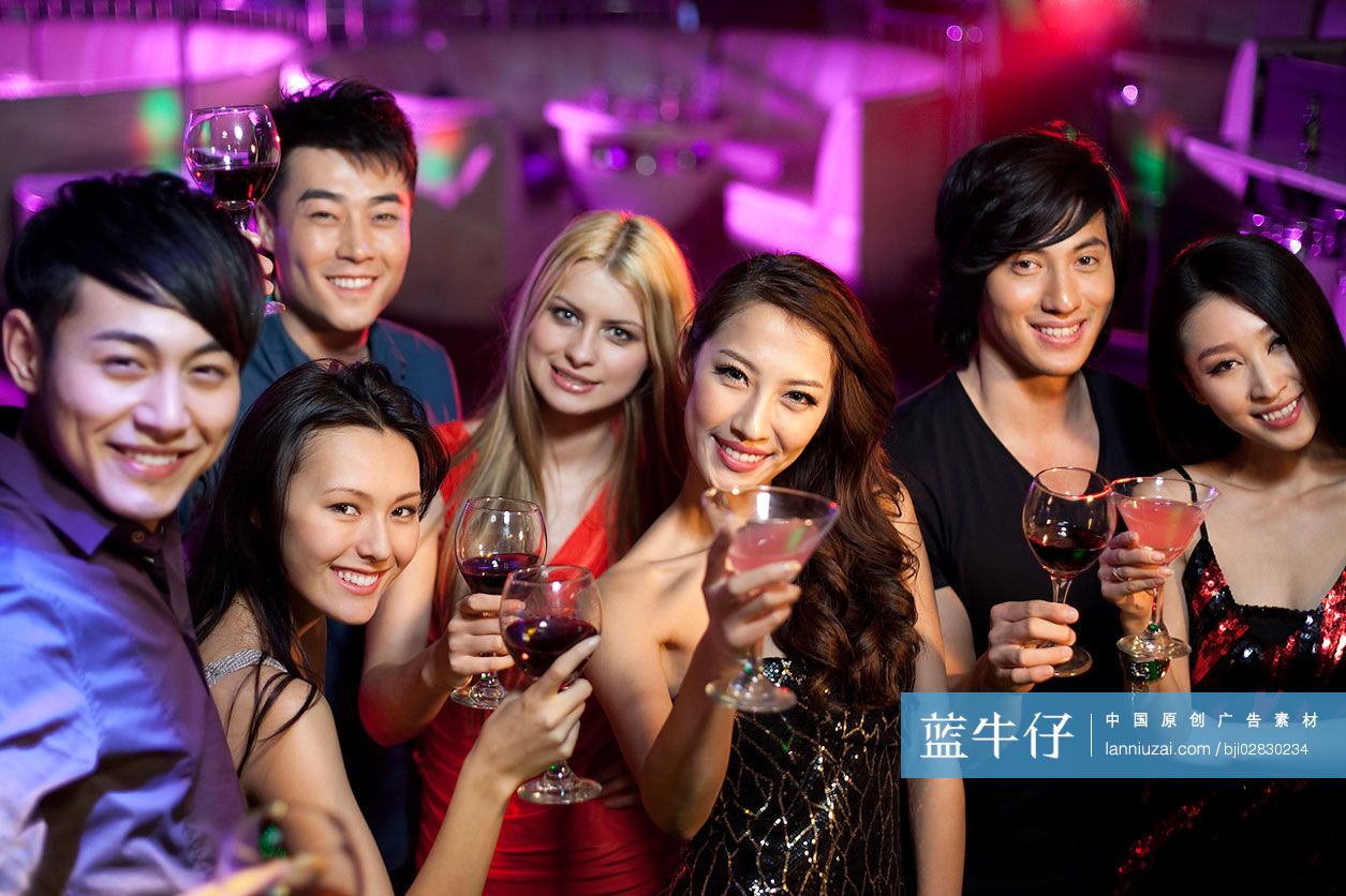 时尚年轻人在酒吧