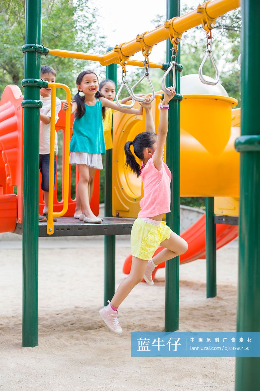 快乐的儿童在公园玩耍