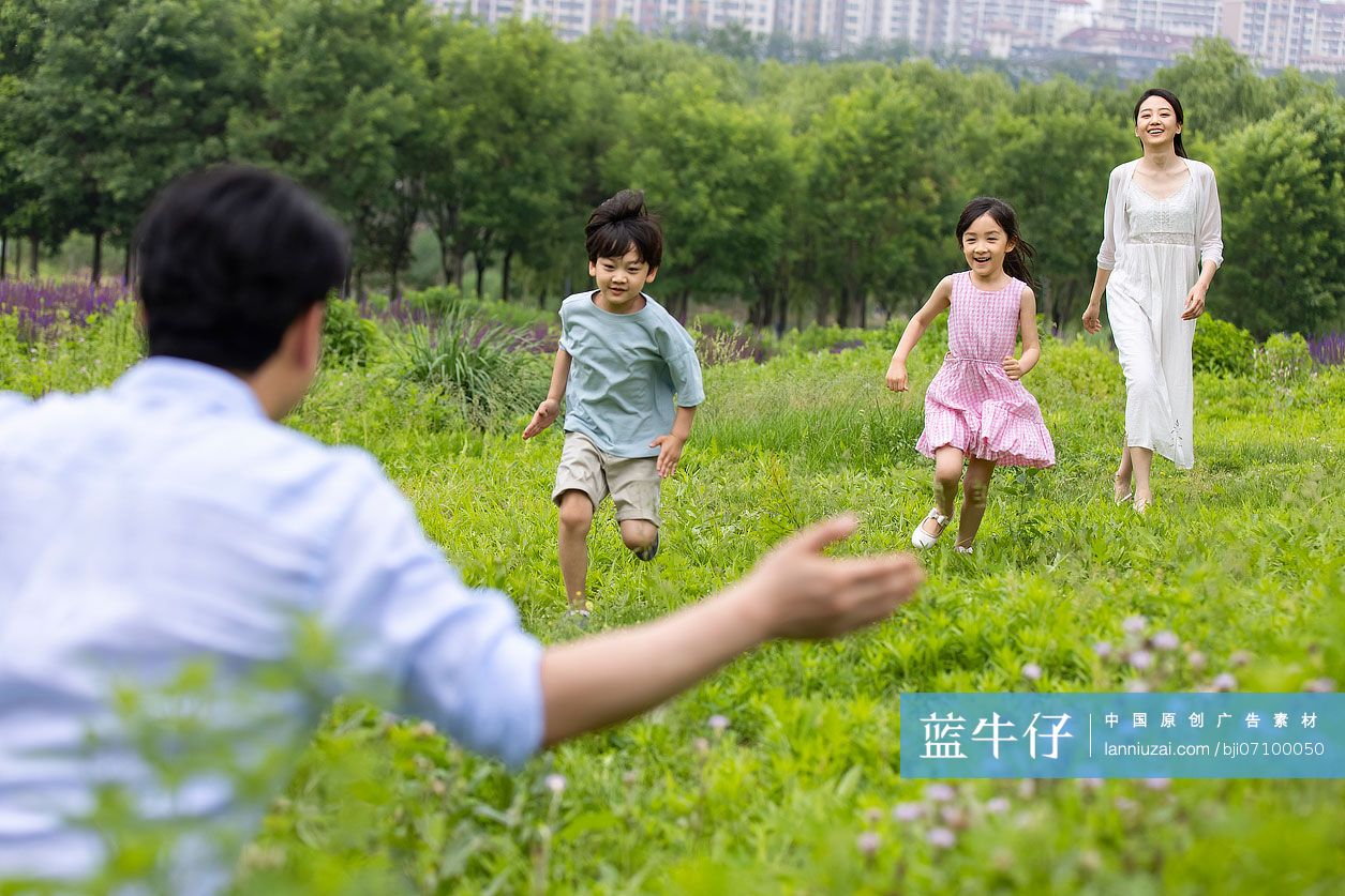 一家人在公园玩耍