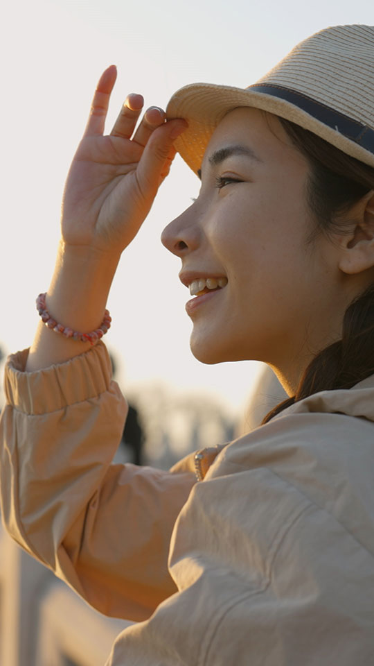 年轻女子在颐和园旅游