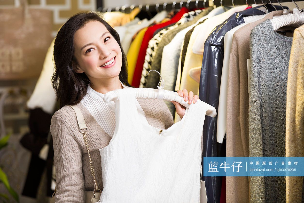 年轻女子买衣服
