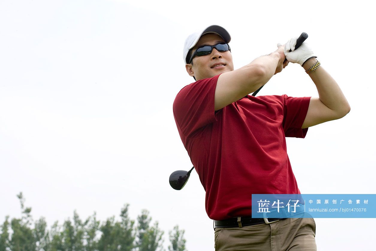 挥杆的高尔夫男球手